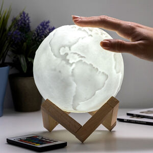 Nabíjecí LED lampa ve tvaru země Worldy (poškozená krabice)